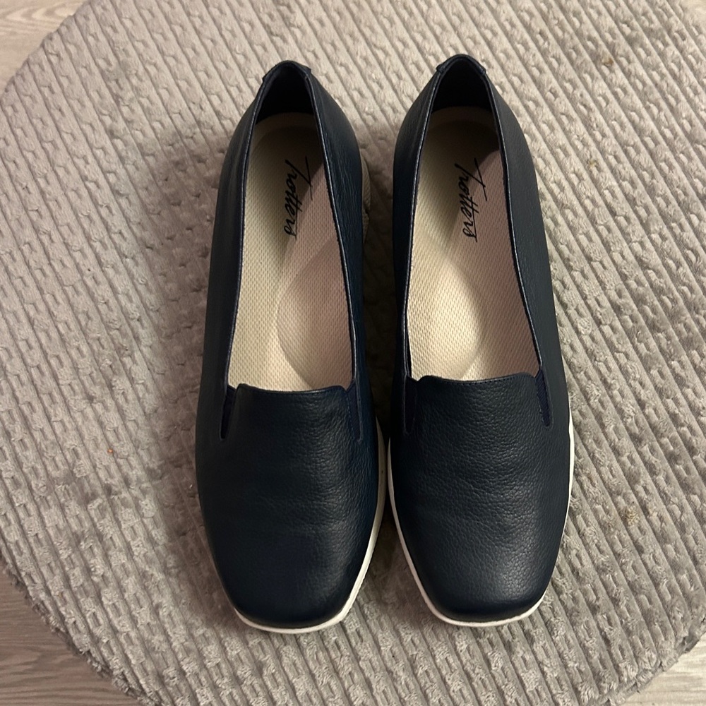 Trotters Women's Navy Leather Slip-On Flats